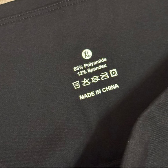 Black High-Waisted Leggings w/ pockets - Picture 5 of 5